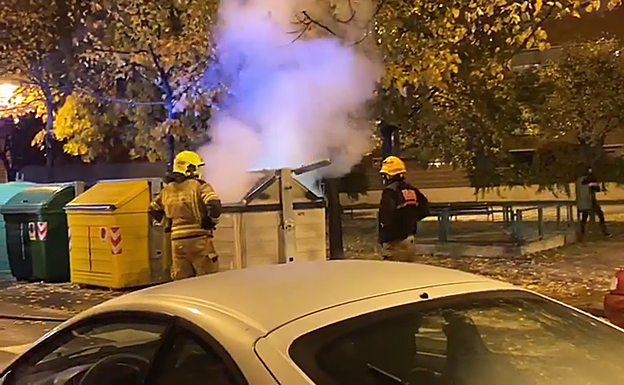 Contenedor ardiendo en la calle María de la O Lejárraga. 