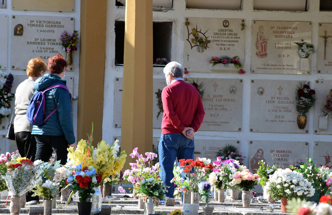 La ausencia de aglomeraciones ha sido la nota más destacada en el camposanto de la capital riojana