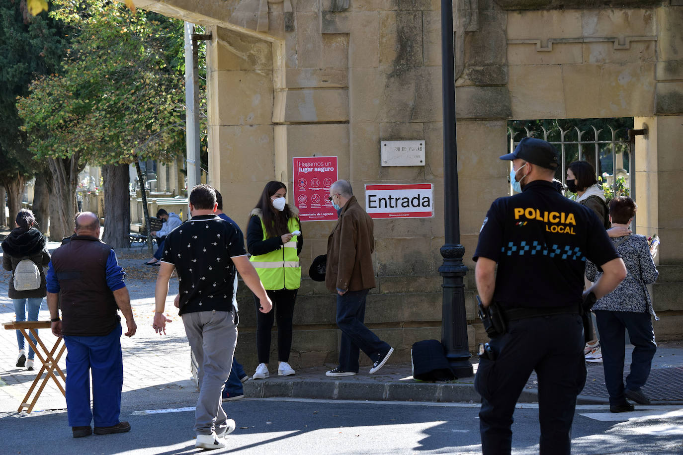 La ausencia de aglomeraciones ha sido la nota más destacada en el camposanto de la capital riojana