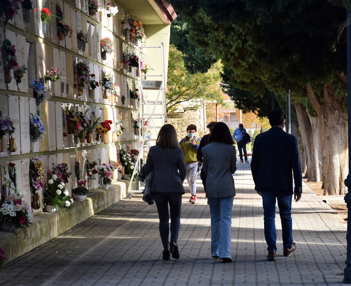 La ausencia de aglomeraciones ha sido la nota más destacada en el camposanto de la capital riojana