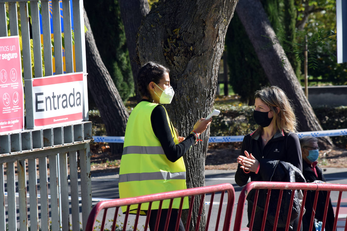 La ausencia de aglomeraciones ha sido la nota más destacada en el camposanto de la capital riojana