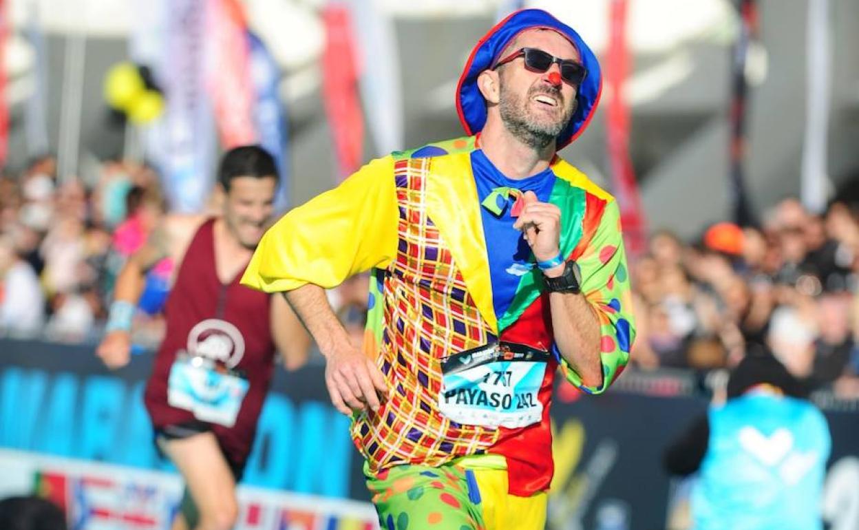 Rafael Cros Gutiérrez, de payaso, durante la maratón Valencia Trinidad Alfonso EDP.