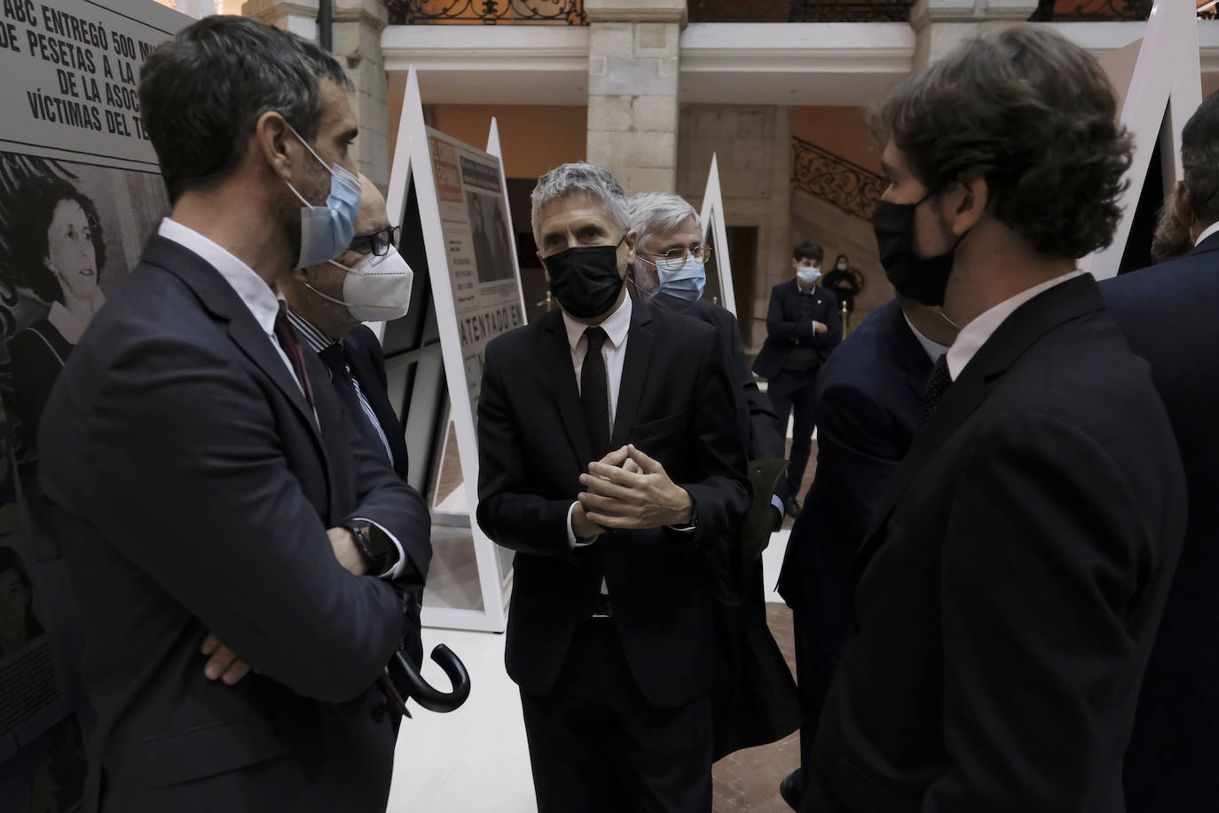 El ministro del Interior, Fernando Grande-Marlaska, con el director general editorial de Vocento, Fernando Belzunce, y el director de 'El Diario Vasco', David Taberna.