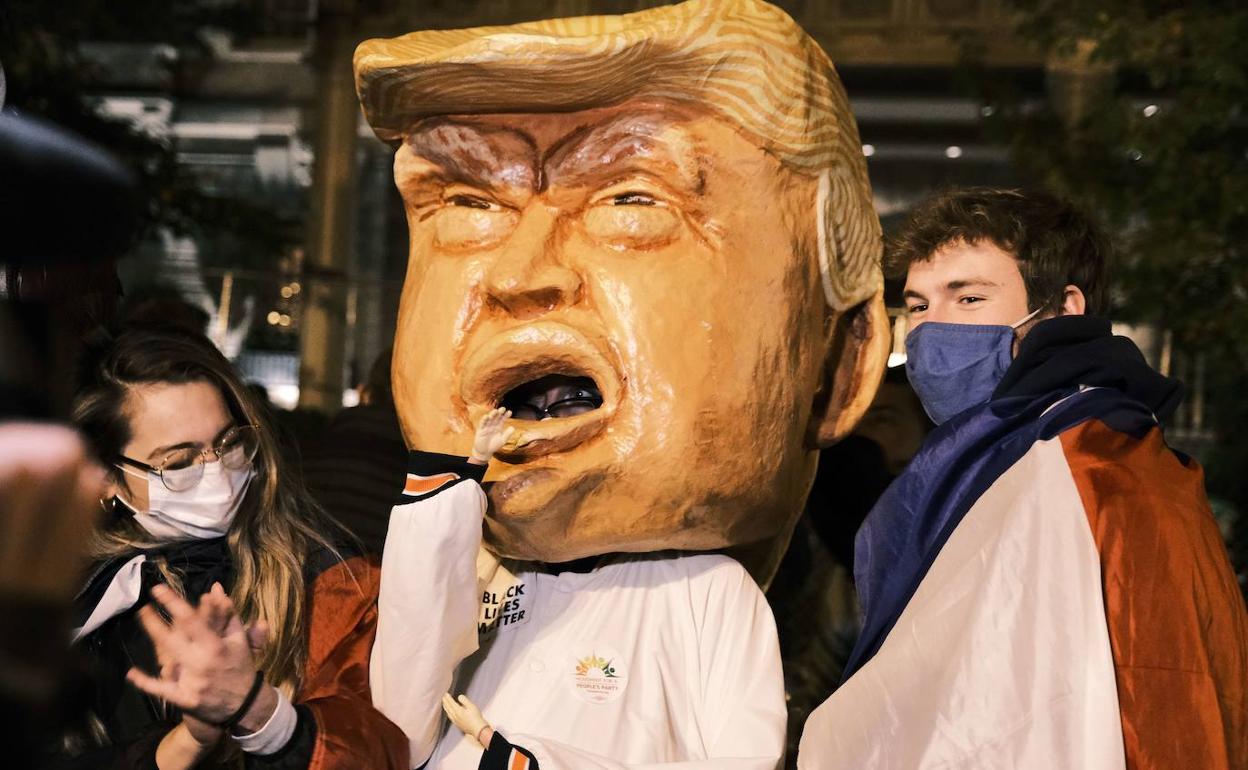 Burlas a Trump en Washington D.C. durante la noche electoral.