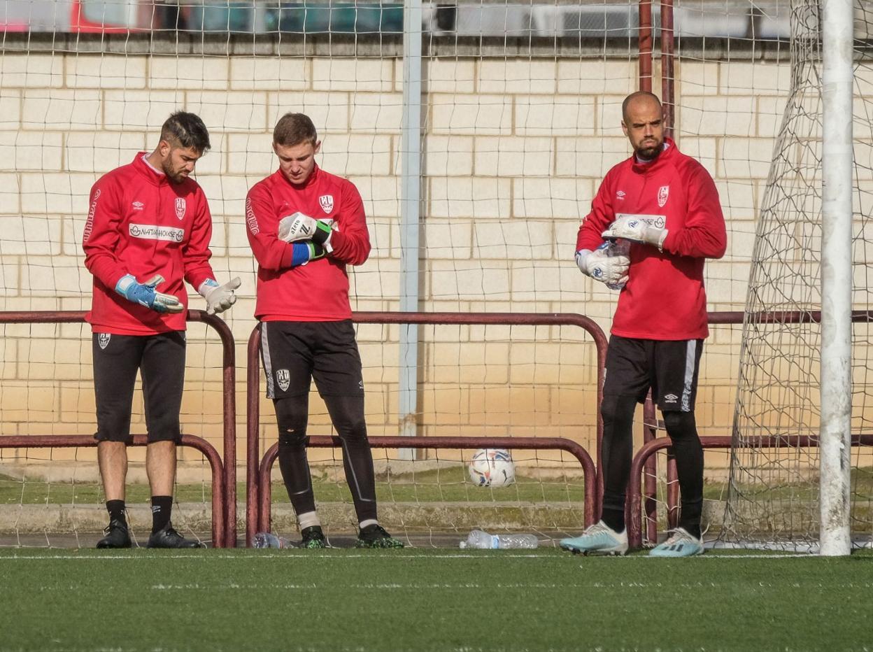 Santamaría, Yari y Miño se ajustan los guantes en la sesión del jueves. Primero y tercero se juegan la titularidad. 