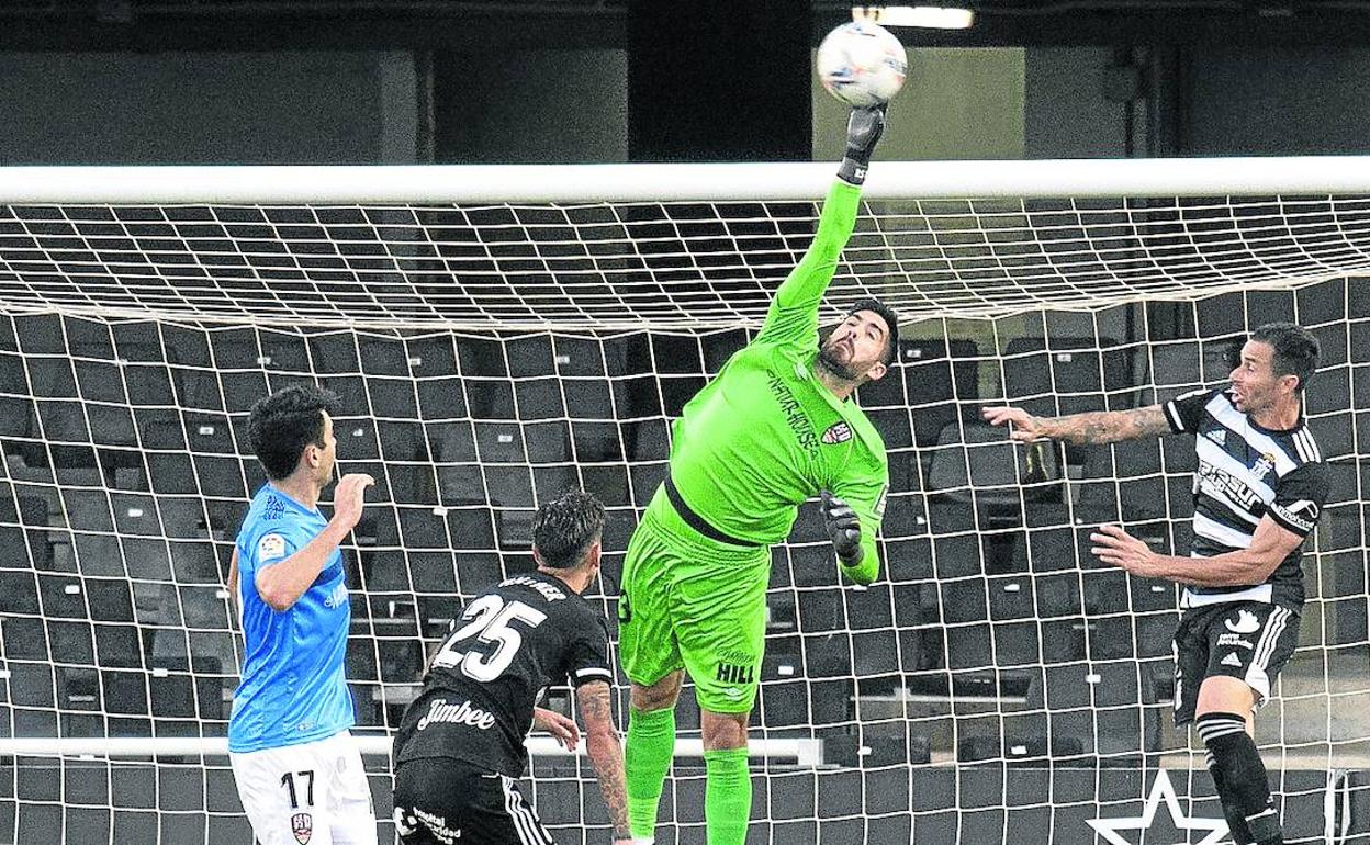 Santamaría repele el esférico. 