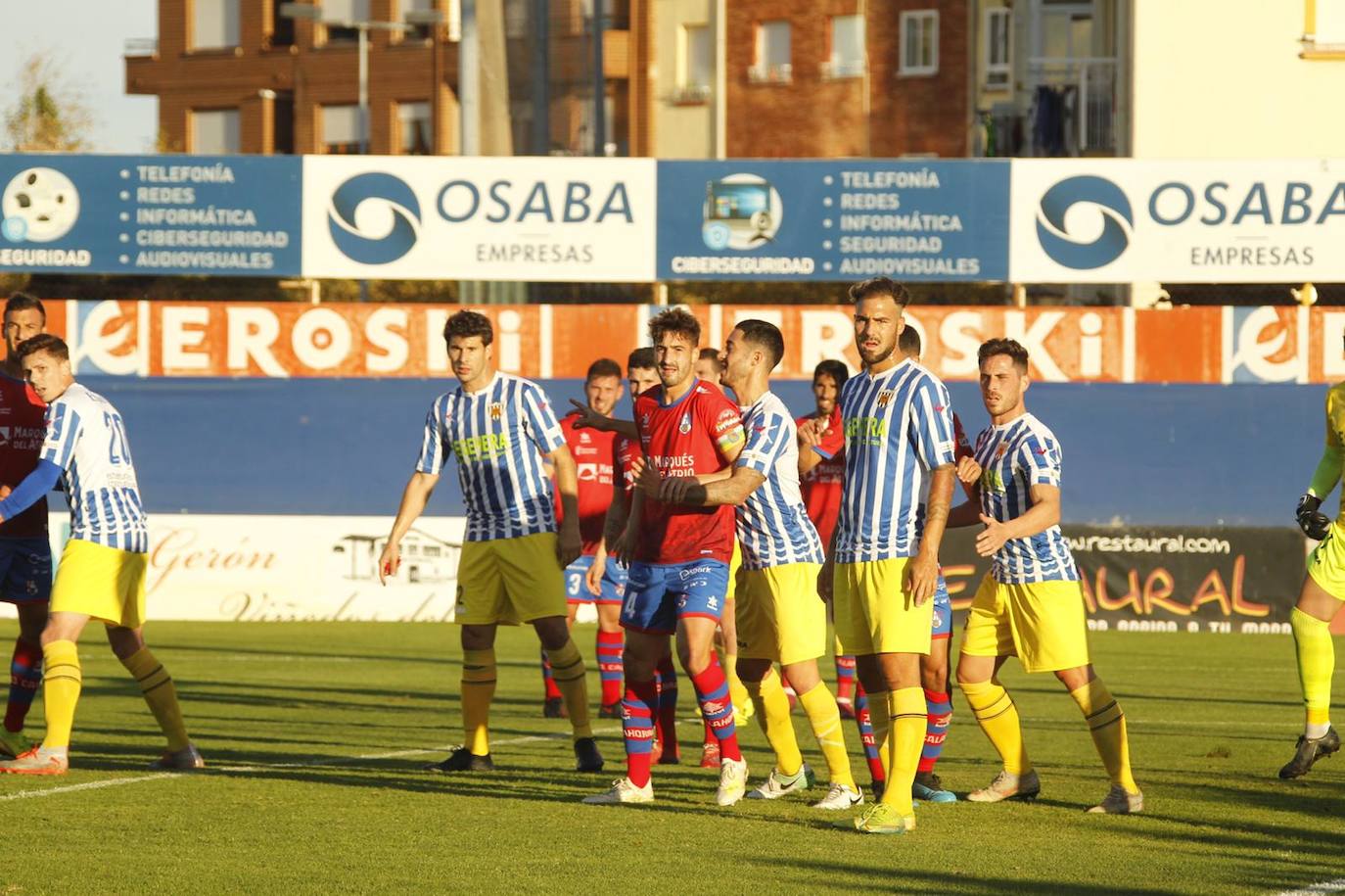 Jugadores de ambos equipos. 