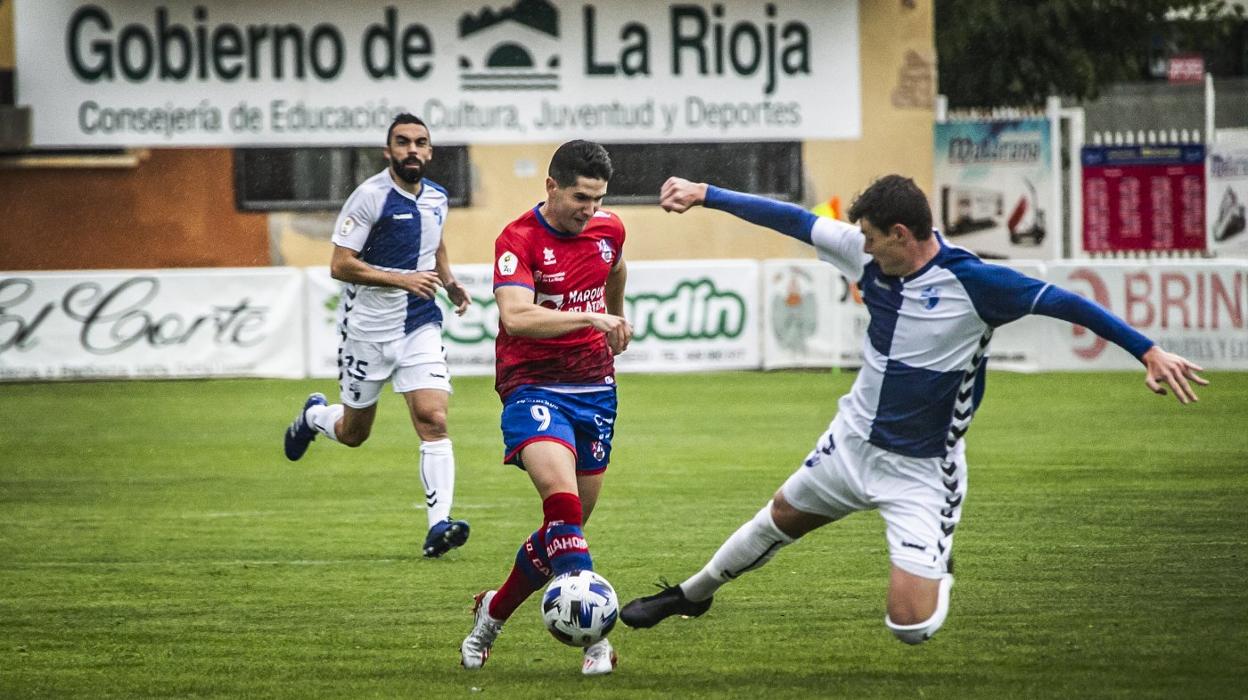 Iker Amorrortu, autor de los dos goles rojillos de esta temporada, juega el balón ante el Ebro. 
