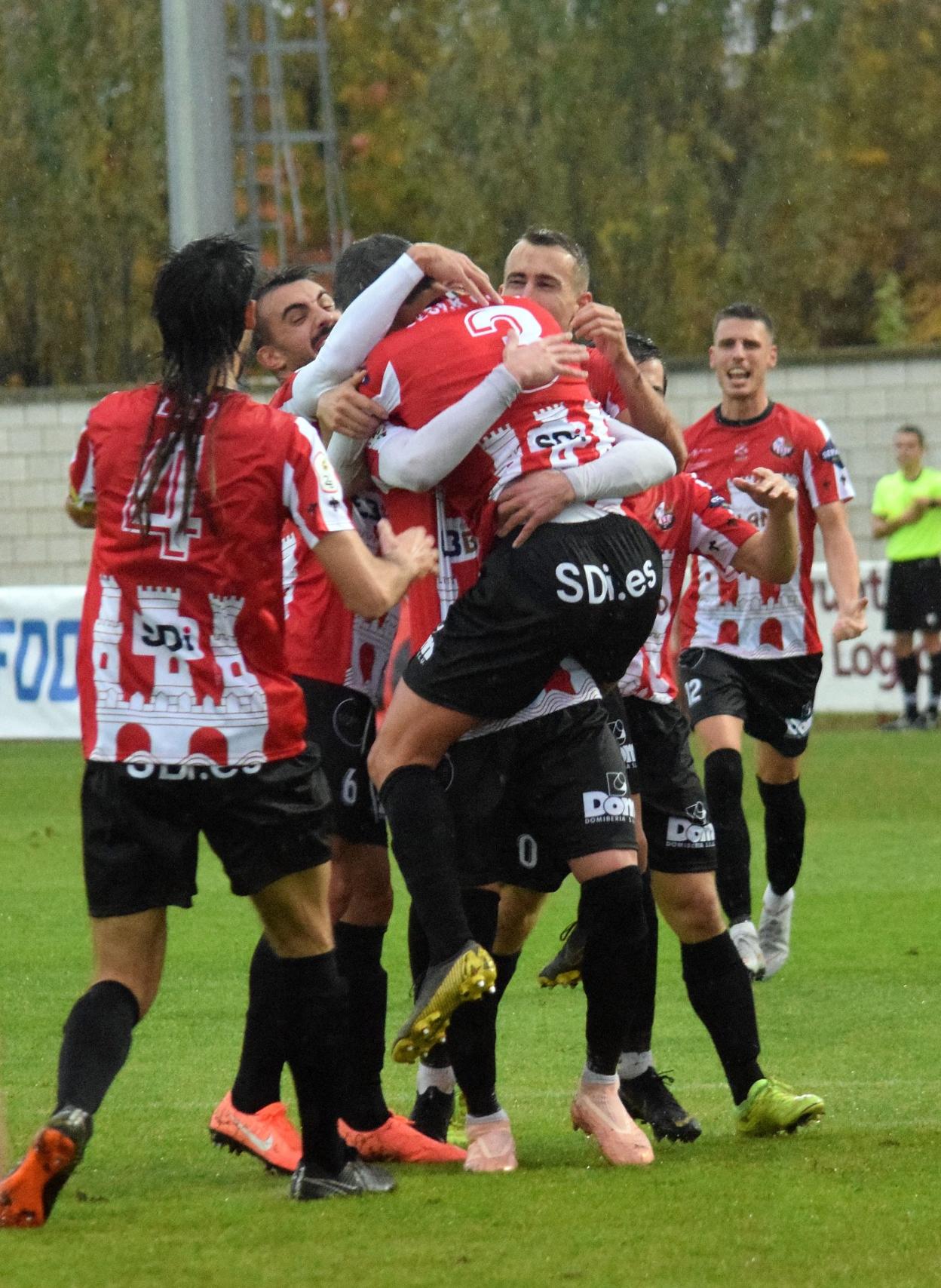 Los jugadores de la SDL celebran el gol de Caneda ante la Mutilvera hace dos domingos. 