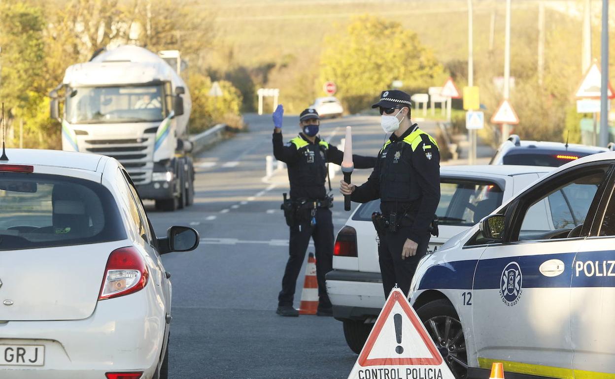 Policías locales de Vitoria, en un control ya rutinario estos días a causa de las restricciones.