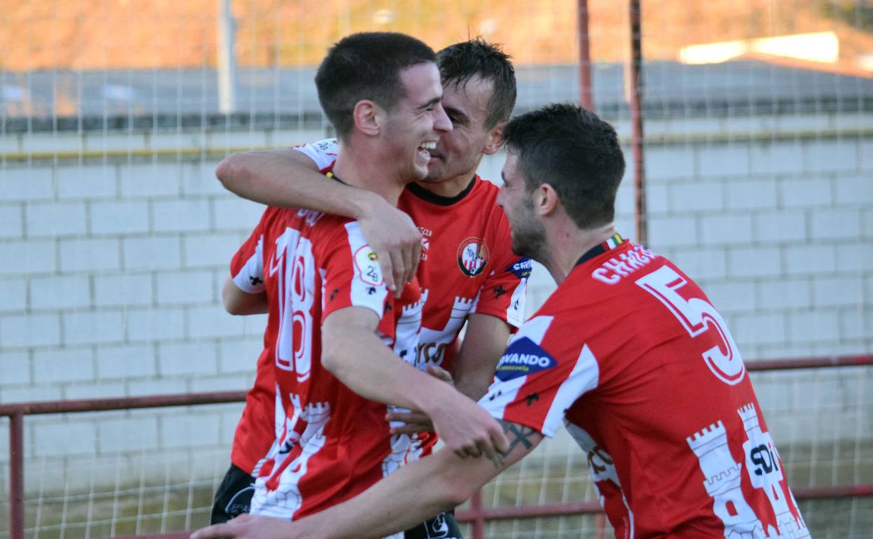 Diego Esteban, Imanol y Chacón celebran el primer gol. 