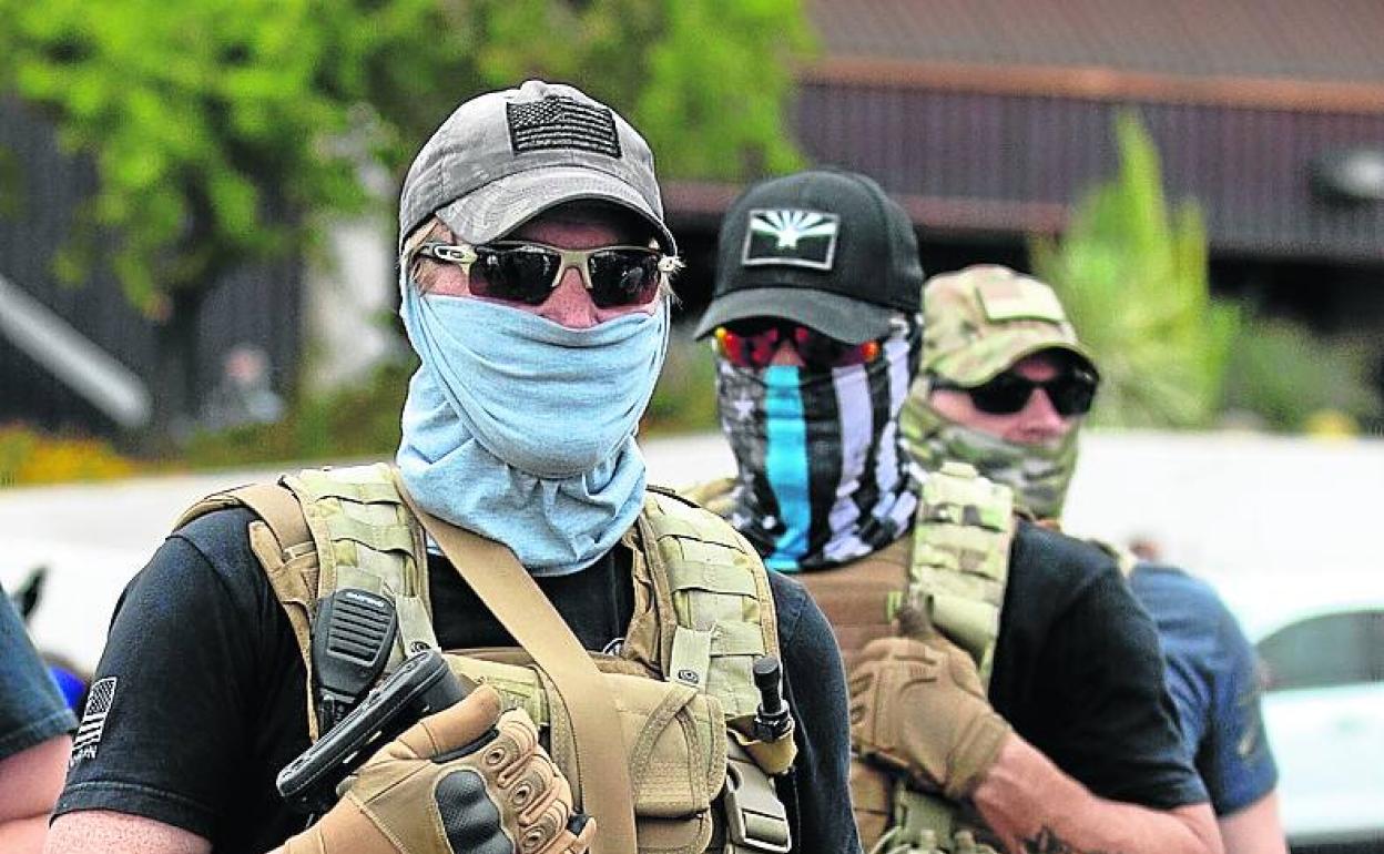 Miembros de una milicia se dirigen a una protesta en el condado de Mericopa (Arizona).