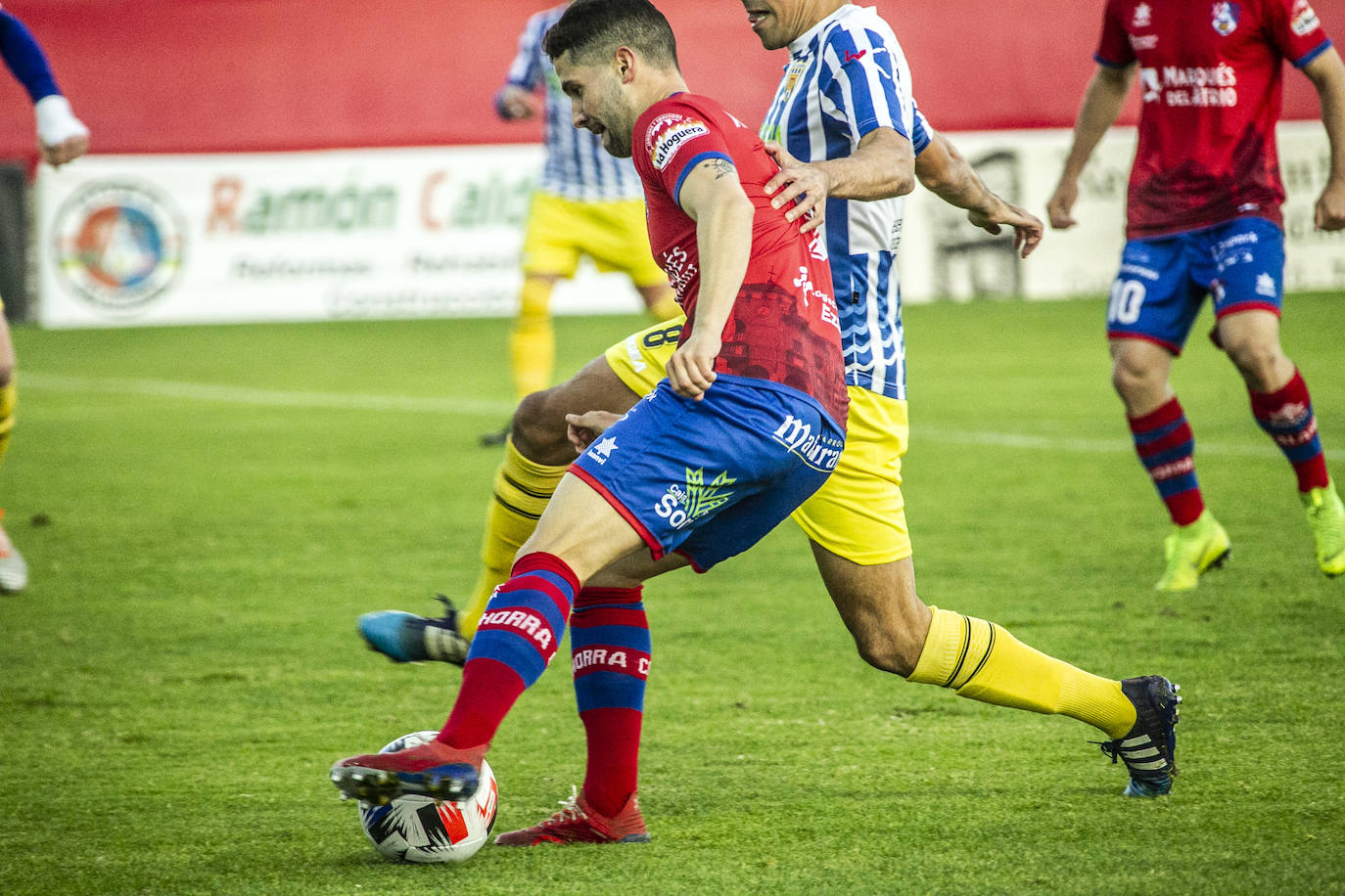 Los riojabajeños se sitúan líderes tras ganar al bloque navarro con un gol de Fran Sota