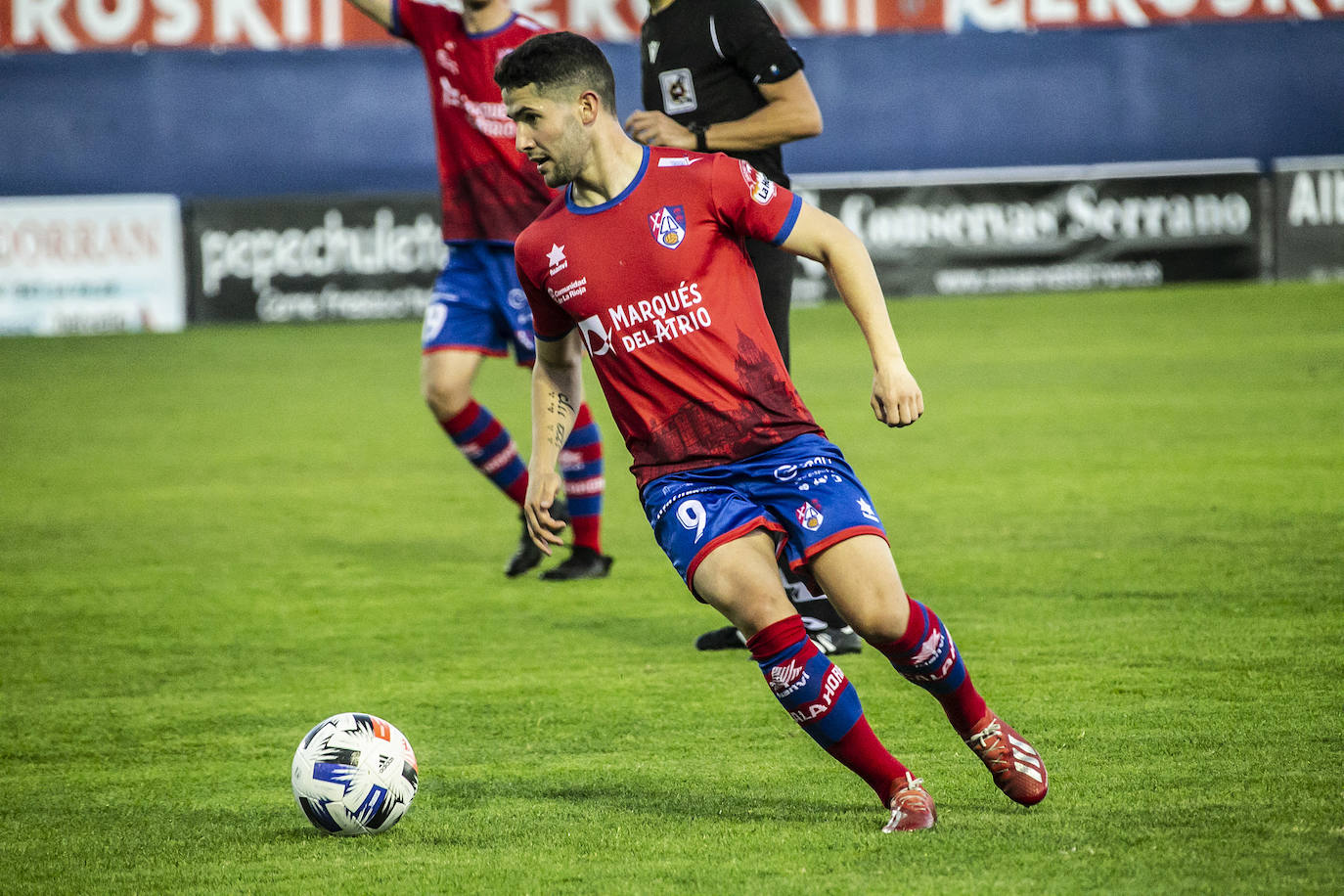 Los riojabajeños se sitúan líderes tras ganar al bloque navarro con un gol de Fran Sota