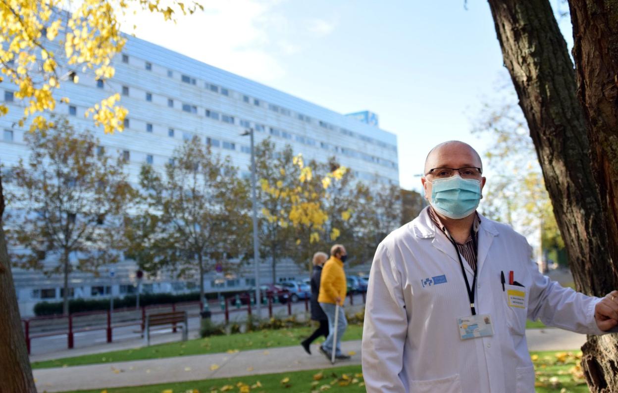 Alberto Lafuente, director general del área de Salud de La Rioja y gerente del SERIS, ayer ante a la fachada lateral del San Pedro. 