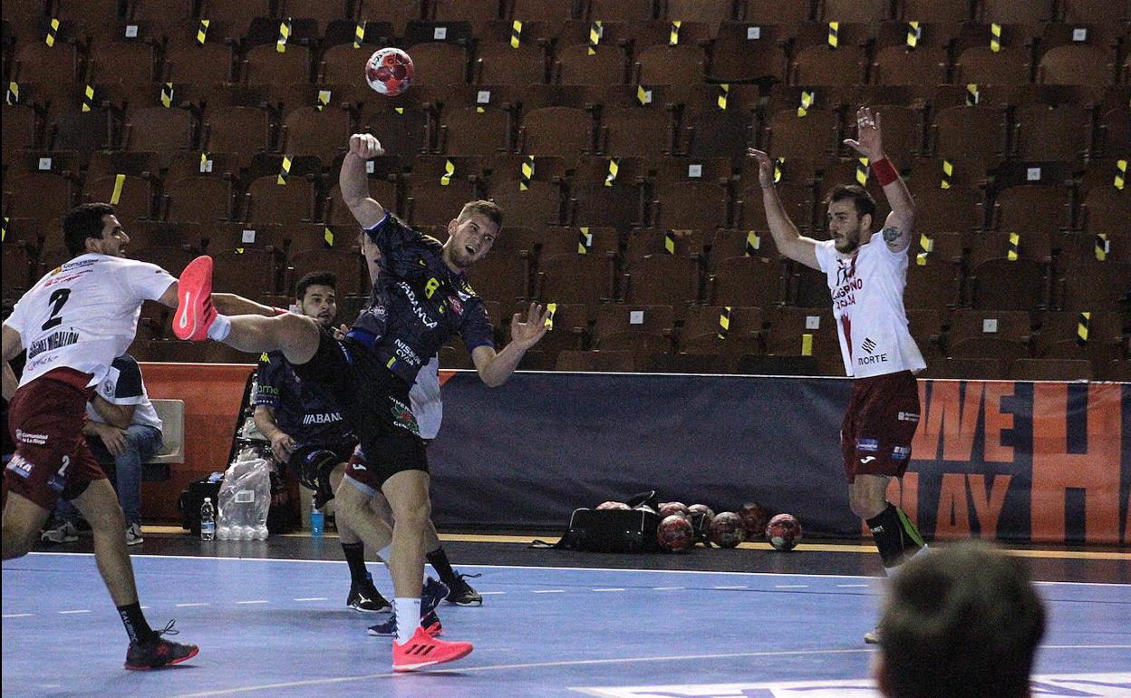 Tin Lucin lanza desequilibrado después del marcaje del capitán del Ciudad de Logroño, Miguel Sánchez-Migallón. 