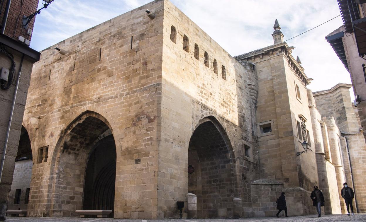 El imponente conjunto defensivo de la calle del Cristo, con sus saeteras y ventanas. 