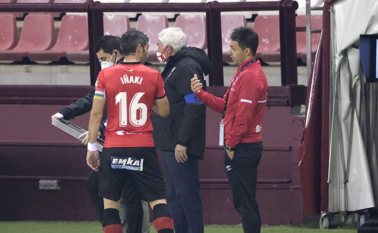 Sergio Rodríguez charla con Iñaki en un momento del partido. 