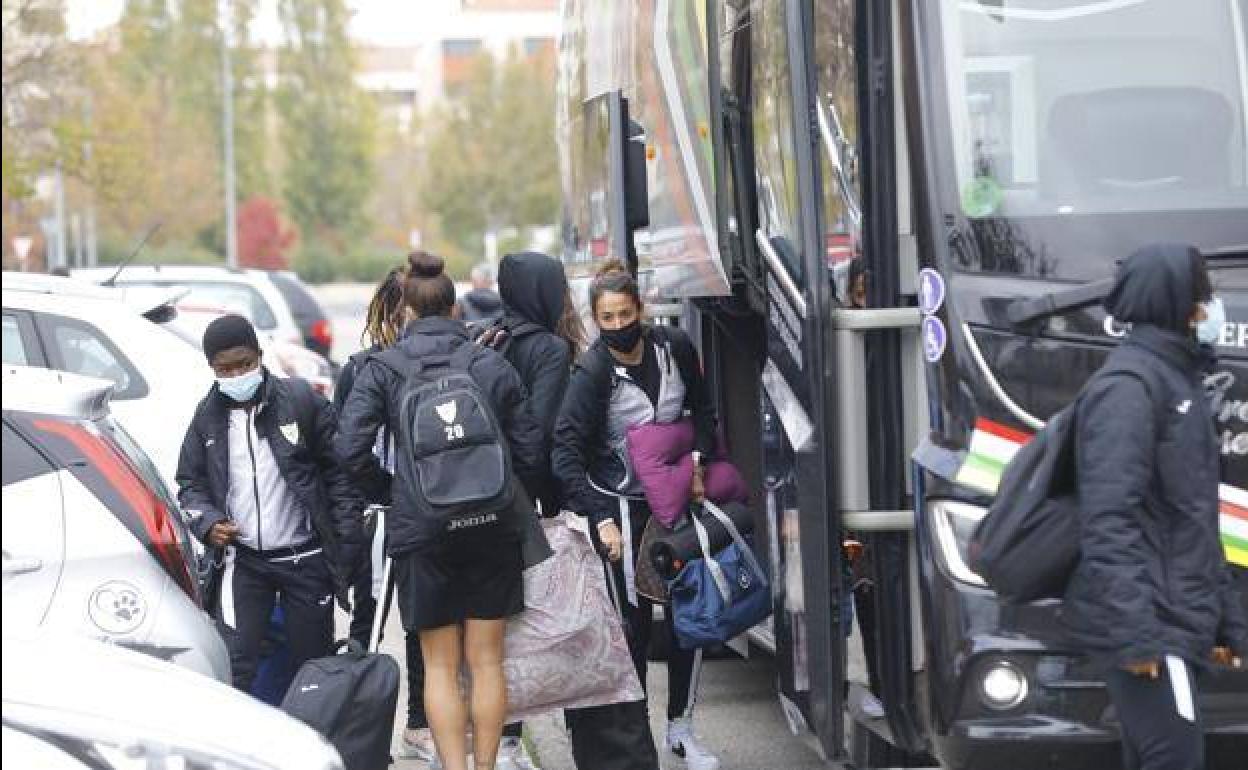 Las jugadoras del EDF, de vuelta a Logroño tras el primer aplazamiento del partido en Madrid, el 8 de noviembre.