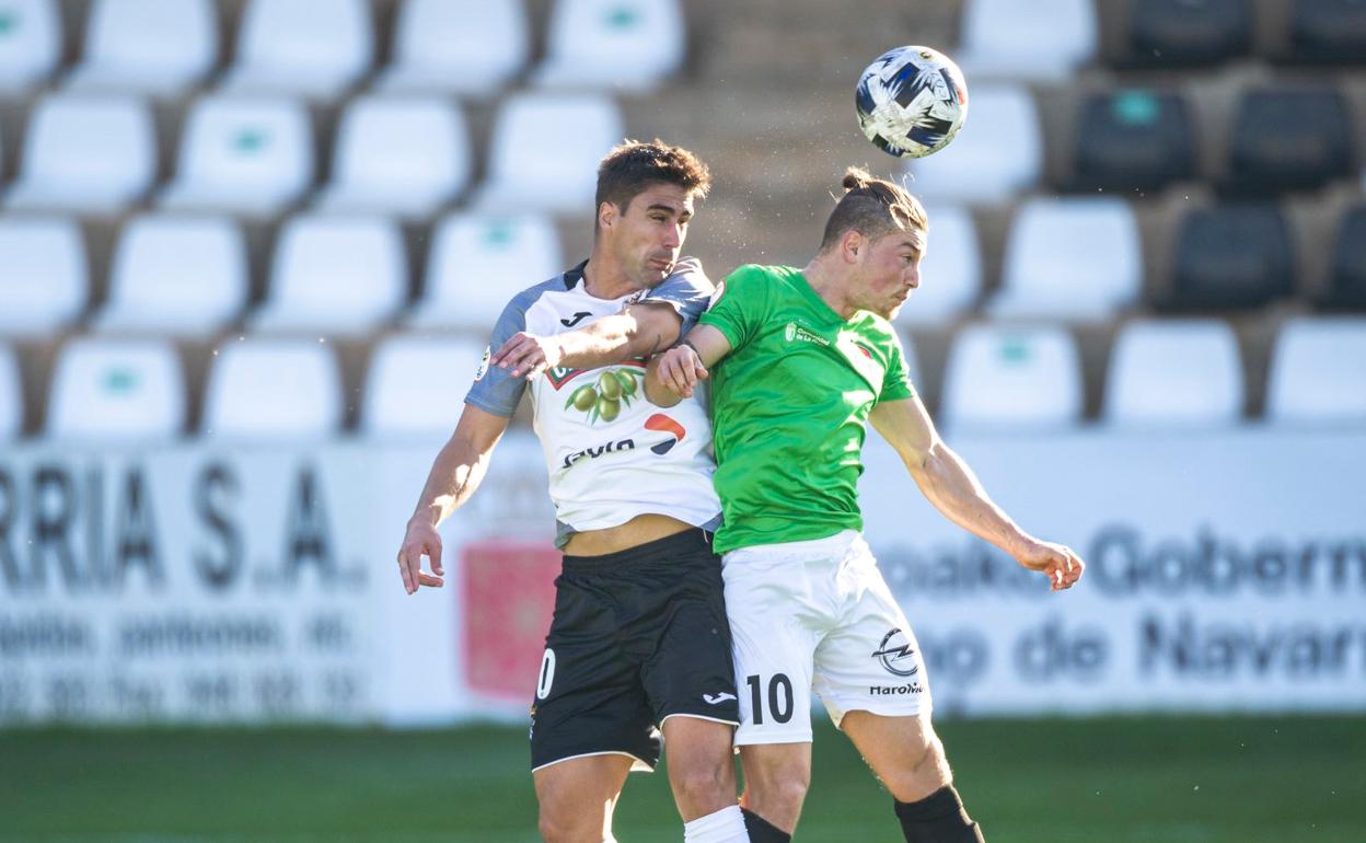 Joseba busca cabecear el esférico. 