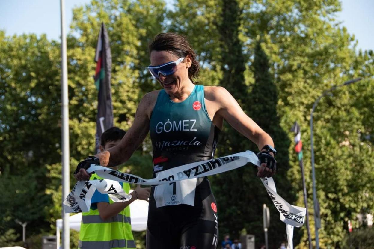 Arriba, María Gómez Ijalba sobre la bicicleta y, abajo, llegando a meta. 