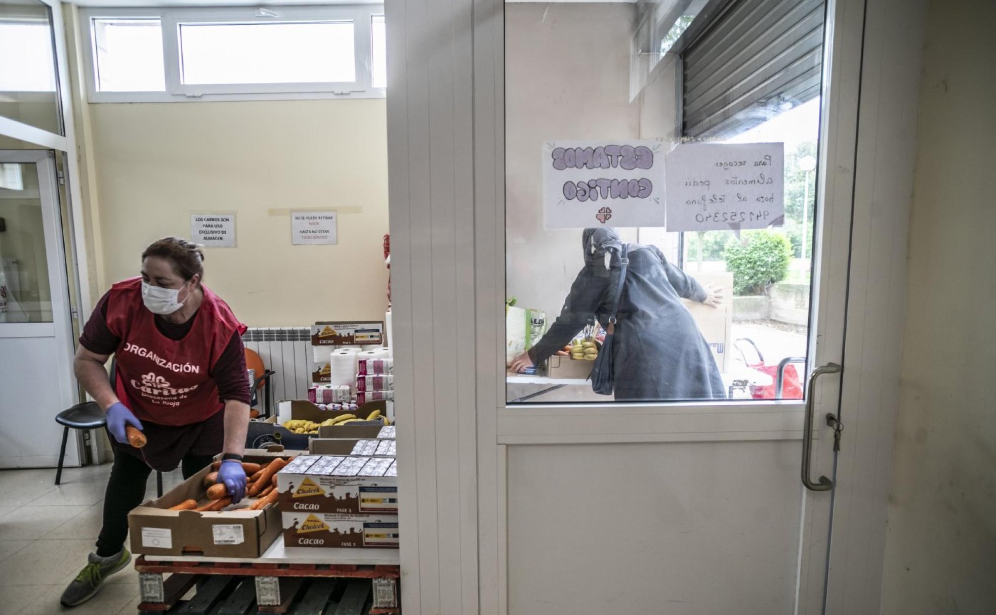 Reparto de alimentos en Cáritas, en Logroño, durante esta pandemia. 