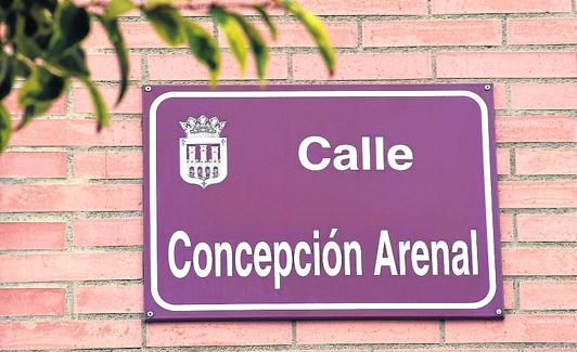 Placa de la calle Concepción Arenal, en la que se detiene la ruta. 