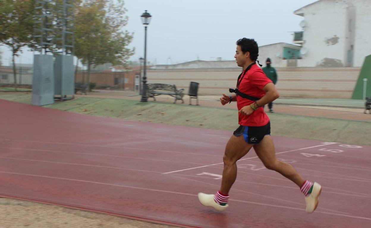 Christian López corriendo con los zuecos holandeses