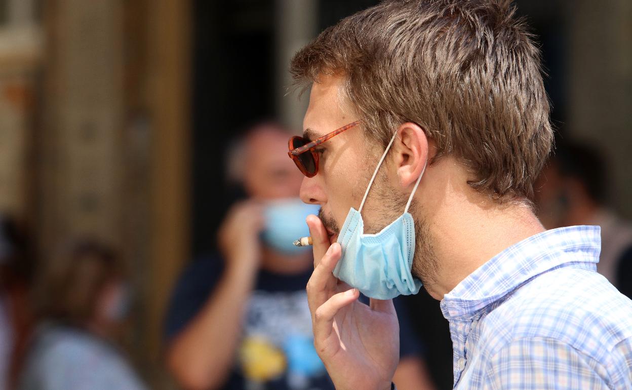 Milán prohíbe fumar al aire libre a menos de 10 metros de distancia de otras personas