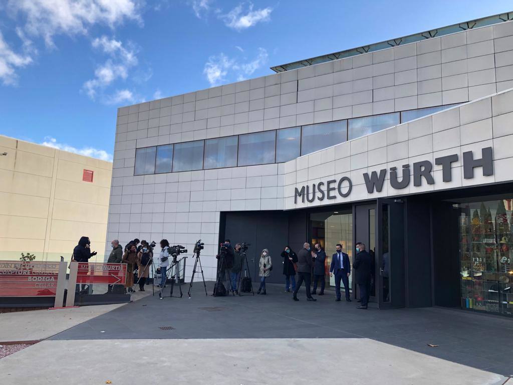 Concha Andreu recibe a Sánchez a su llegada al Museo Würth.