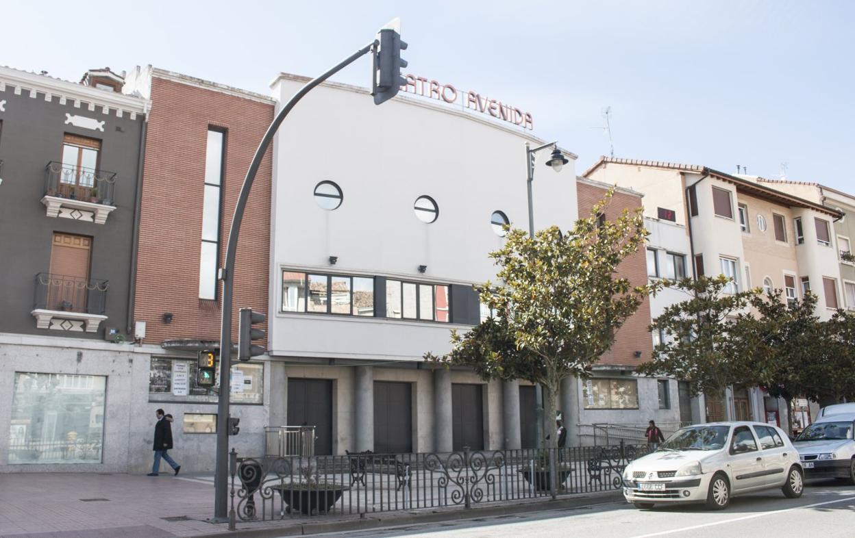 Fachada principal del calceatense teatro Avenida. 