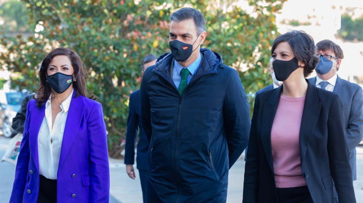 Sánchez, flanqueado por Andreu y Marrodán, a su llegada al Museo Würth, en Agoncillo. 