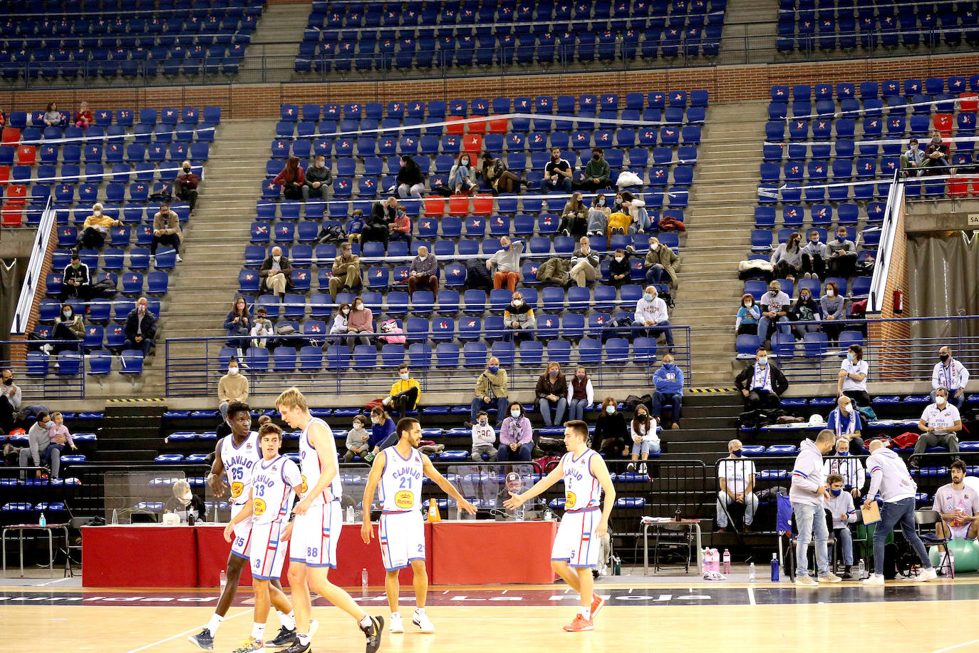 Las mejores imágenes del encuentro disputado en el Palacio de los Deportes de Logroño entre los hombres de Jenaro Díaz y el equipo asturiano.