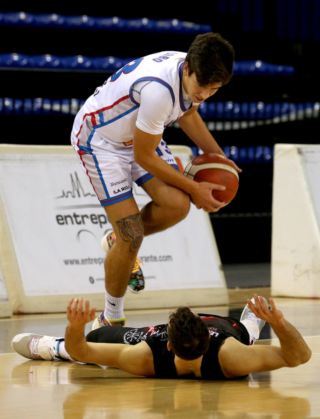 Las mejores imágenes del encuentro disputado en el Palacio de los Deportes de Logroño entre los hombres de Jenaro Díaz y el equipo asturiano.