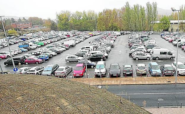 .El supuesto aparcamiento provisional de Valbuena visto desde el Cubo del Revellín, de lo poco que prosperó del proyecto original previsto en la zona a principios del 2000.