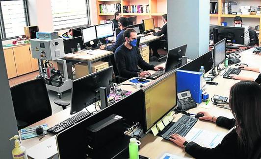 Trabajadores de la compañía riojana dentro de las instalaciones. 