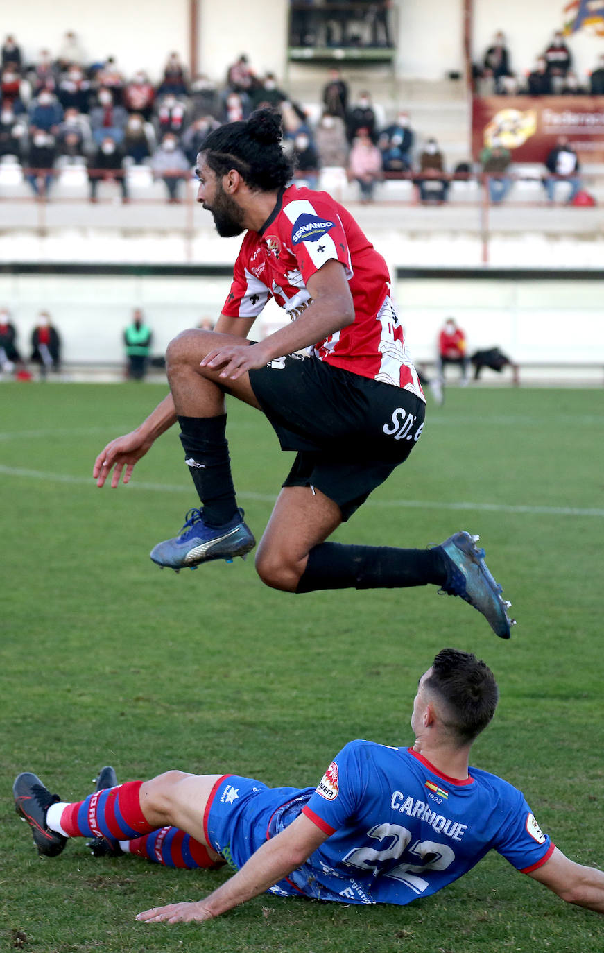 Empate sin goles en el derbi riojano entre la SDL y el Calahorra. 