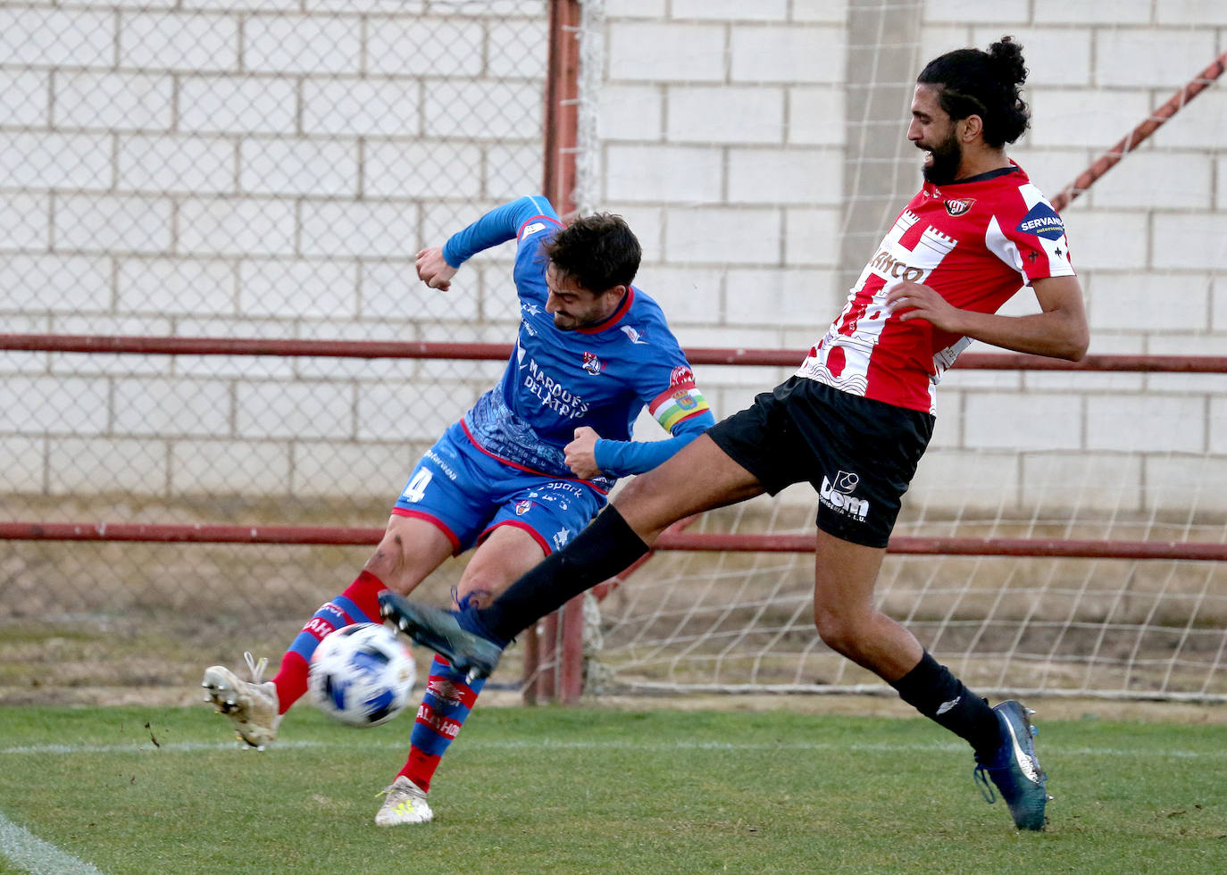Empate sin goles en el derbi riojano entre la SDL y el Calahorra. 