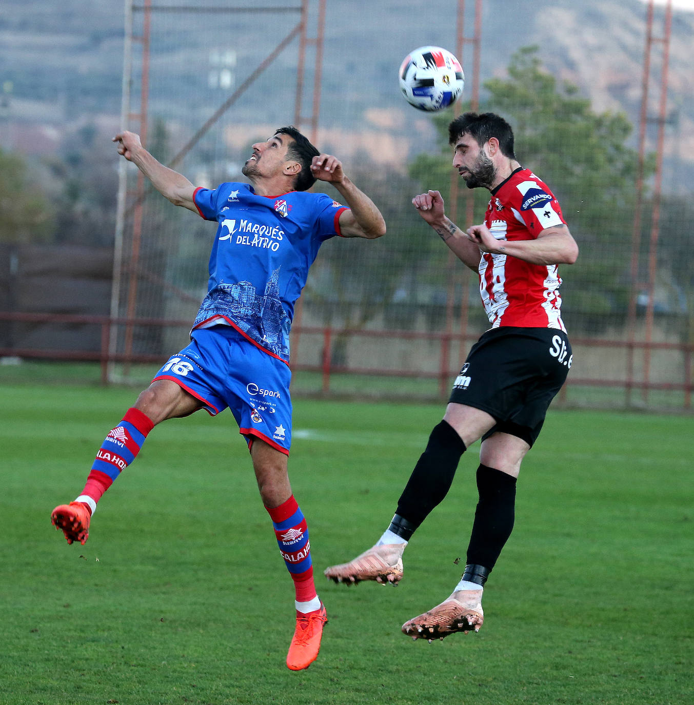 Empate sin goles en el derbi riojano entre la SDL y el Calahorra. 