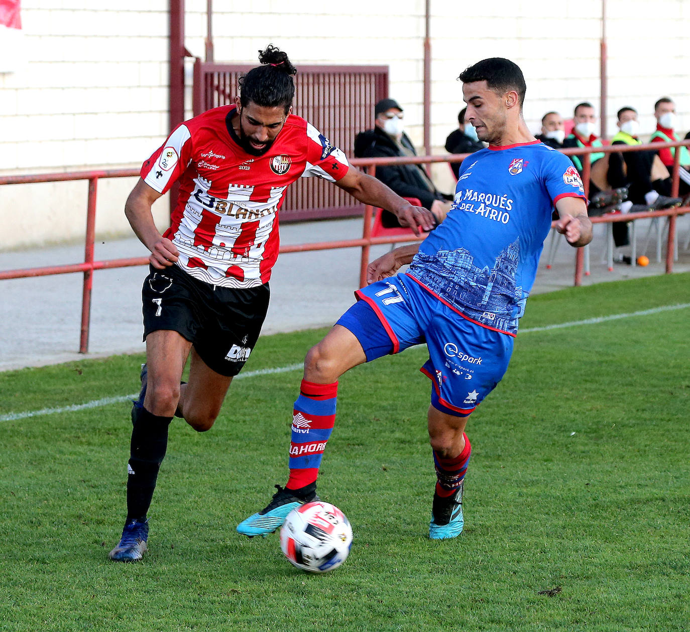 Empate sin goles en el derbi riojano entre la SDL y el Calahorra. 