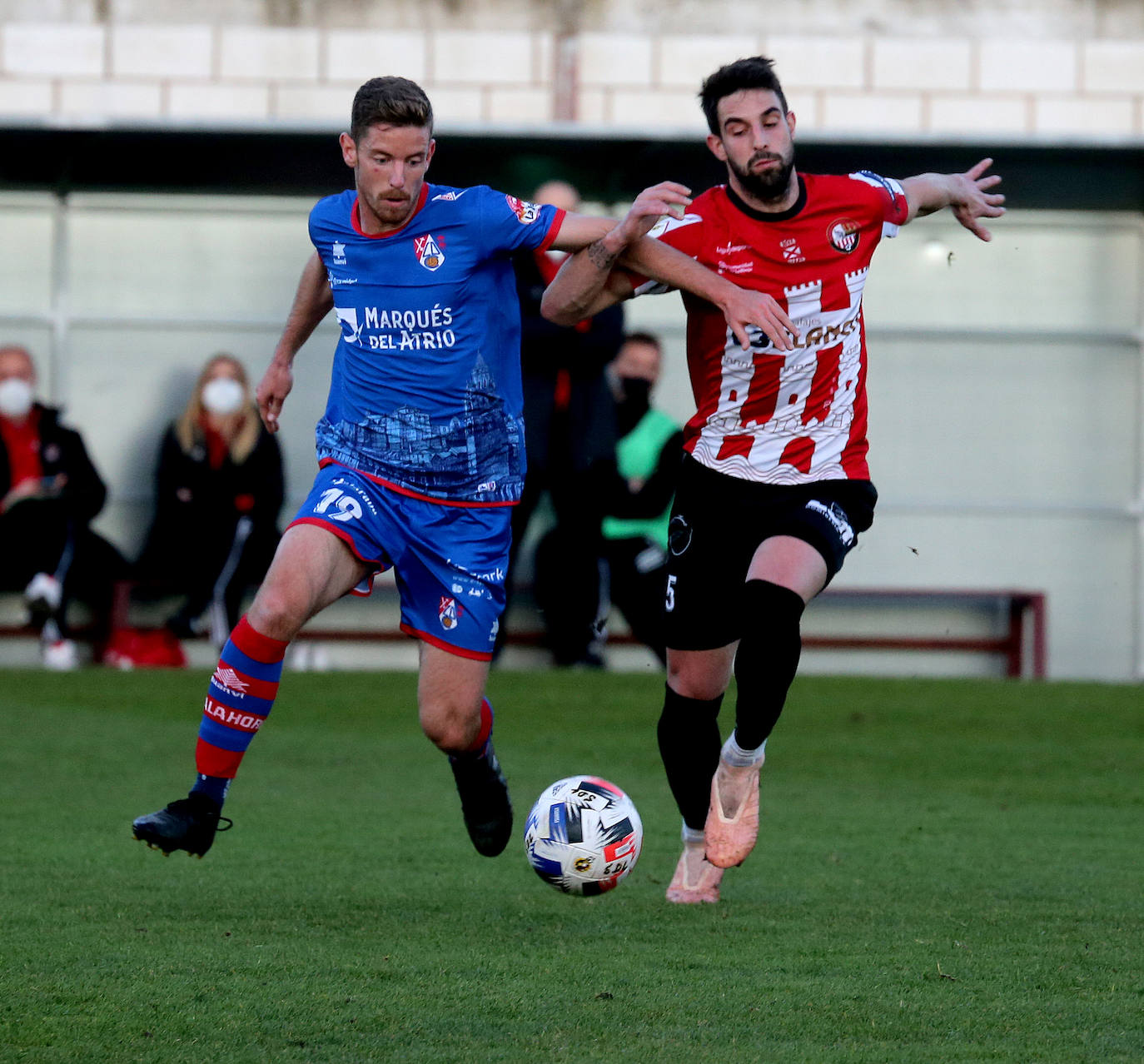 Empate sin goles en el derbi riojano entre la SDL y el Calahorra. 