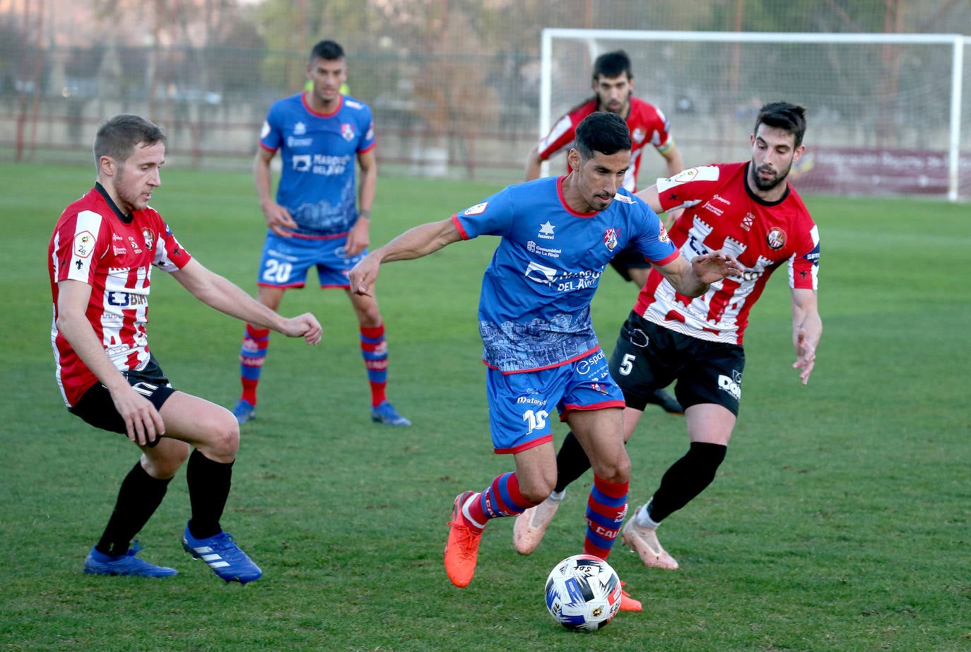 Empate sin goles en el derbi riojano entre la SDL y el Calahorra. 