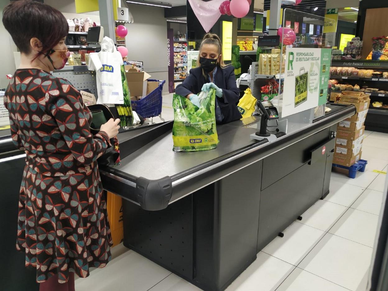 Bolsas reutilizables en un supermercado de Logroño. 