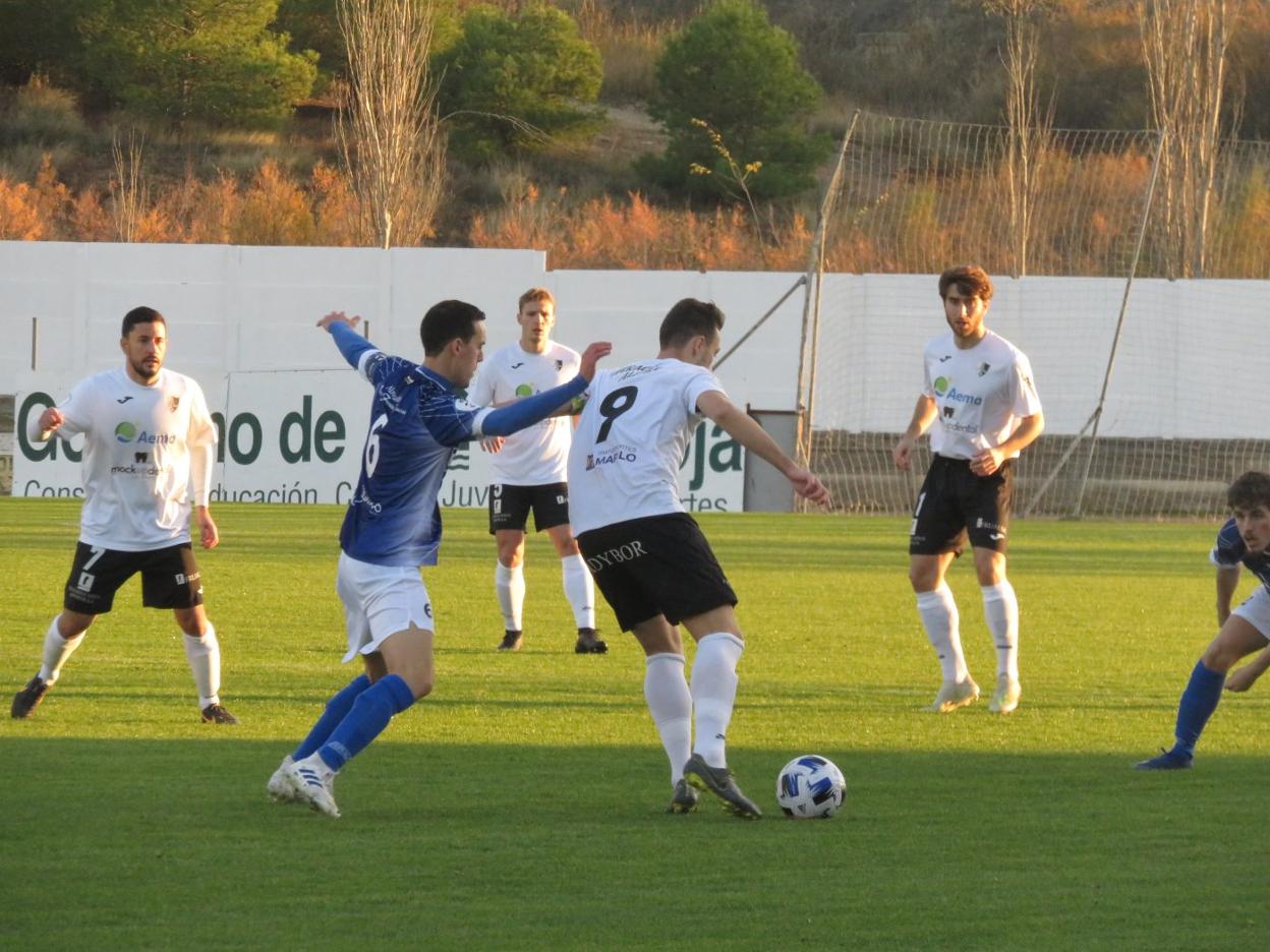 Navajas, autor del gol, maneja ante Arpón, que acabaría expulsado. 