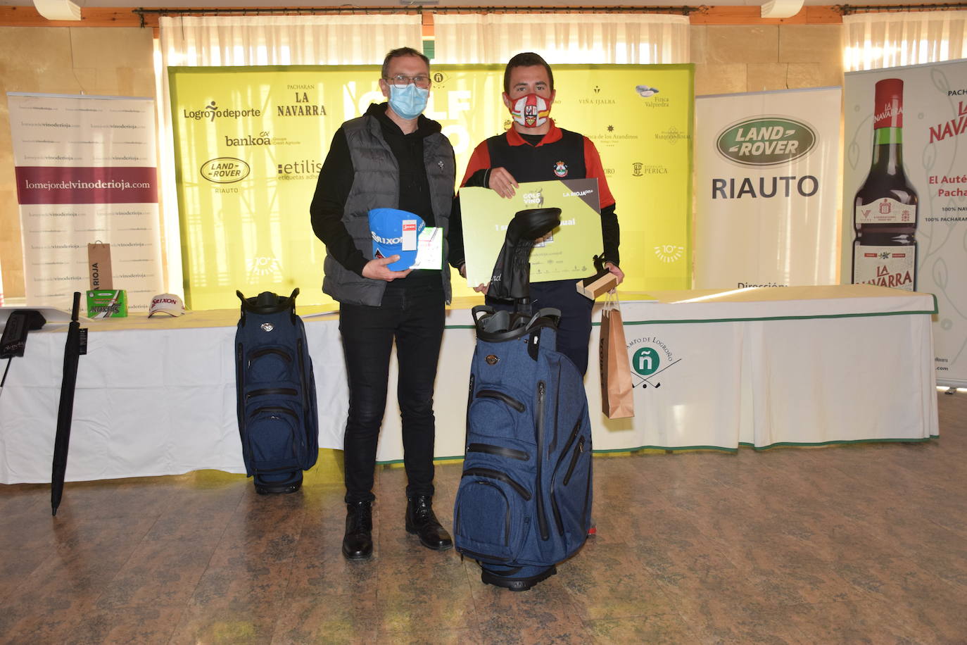 Tras disputar la final de la liga, los ganadores recibieron sus premios. 