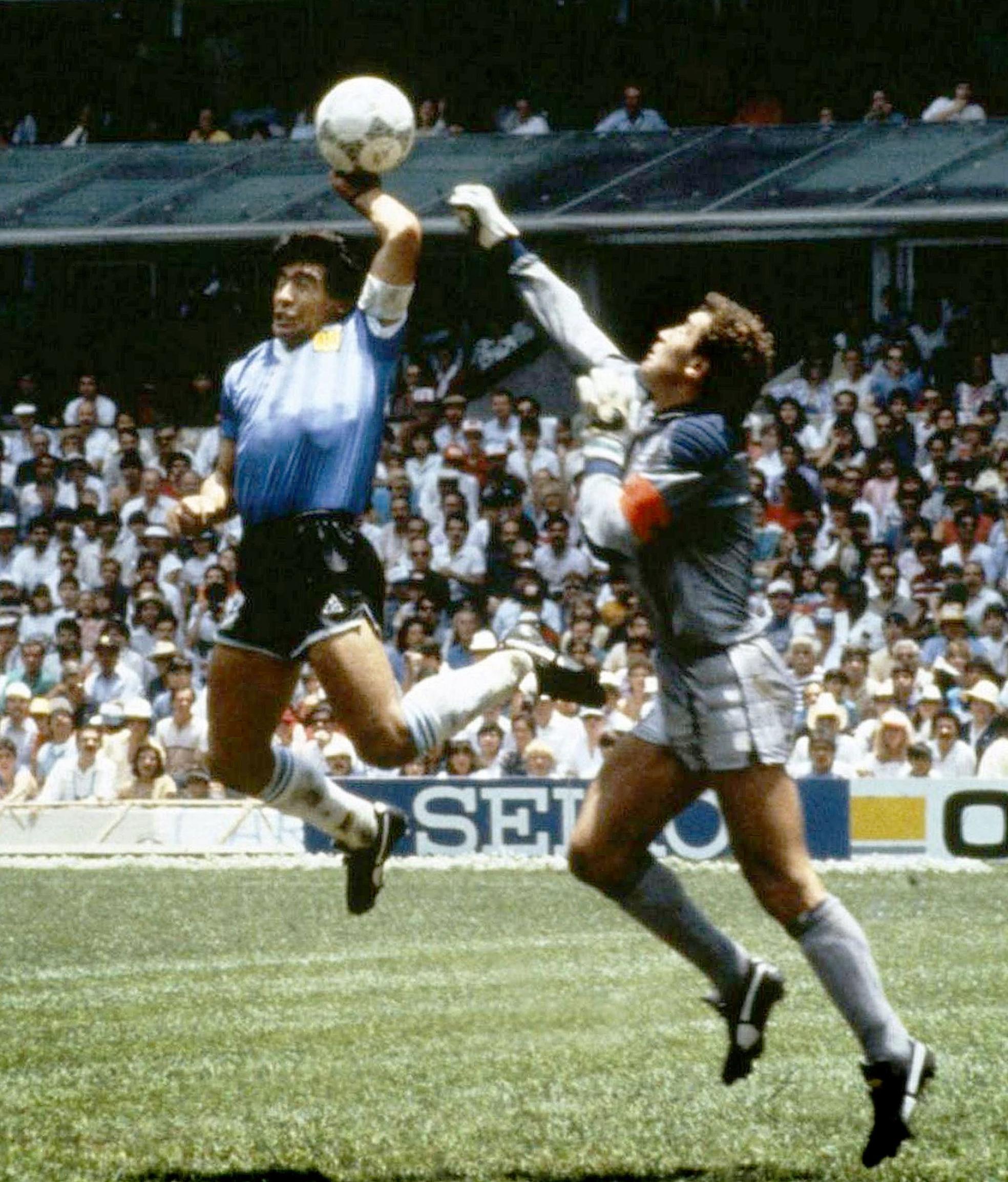 Maradona supera a Peter Shilton en los cuartos del Mundial de México. 