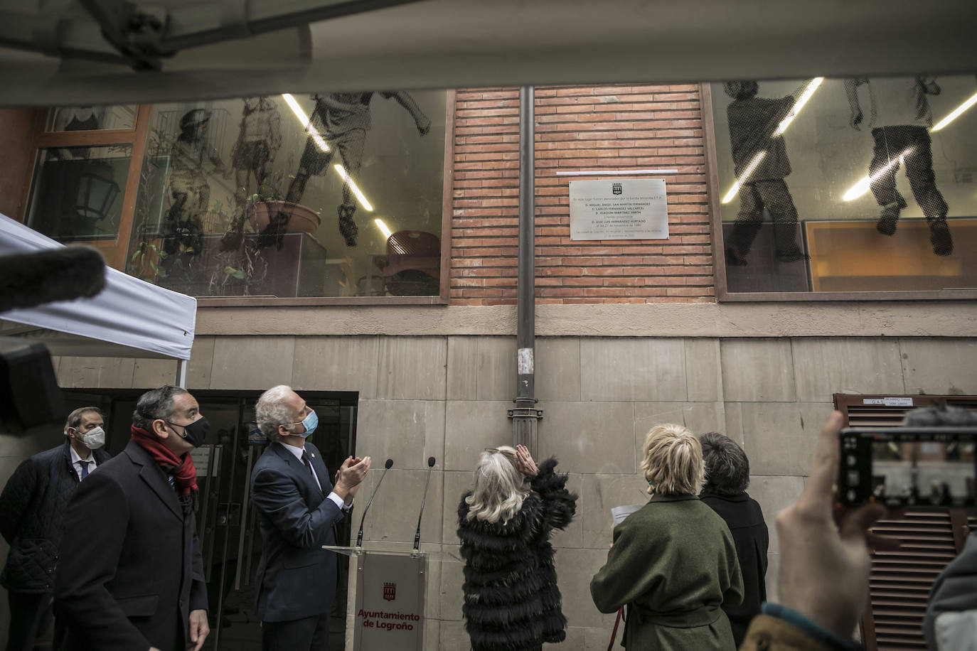 Autoridades y familiares, junto a la placa colocada en la calle Ollerías de Logroño.