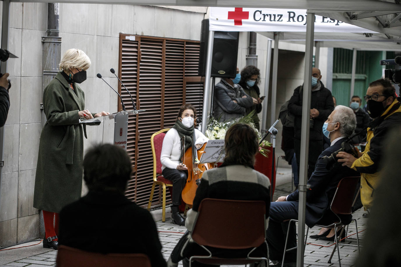 Autoridades y familiares, junto a la placa colocada en la calle Ollerías de Logroño.