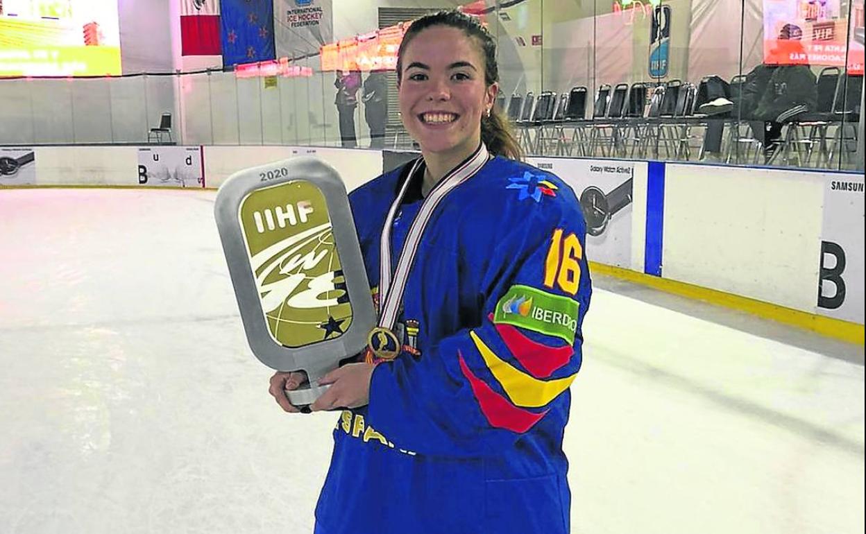 Manuela Paniego recogiendo el premio de la Federación. 