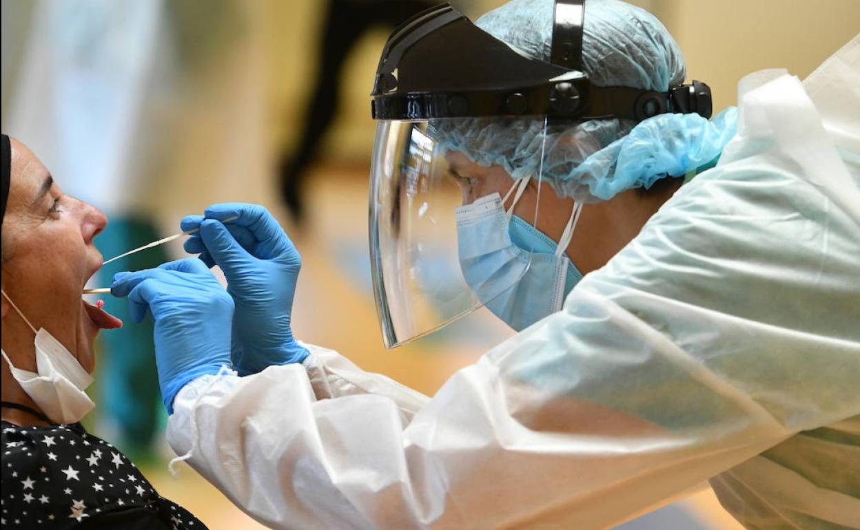 Un sanitario, con una paciente en un centro de salud de Guipúzcoa.